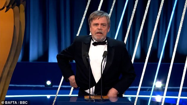 Вот шокирующий момент, когда брюки Марка Хэмилла упали во время вручения награды на церемонии BAFTA в воскресенье вечером